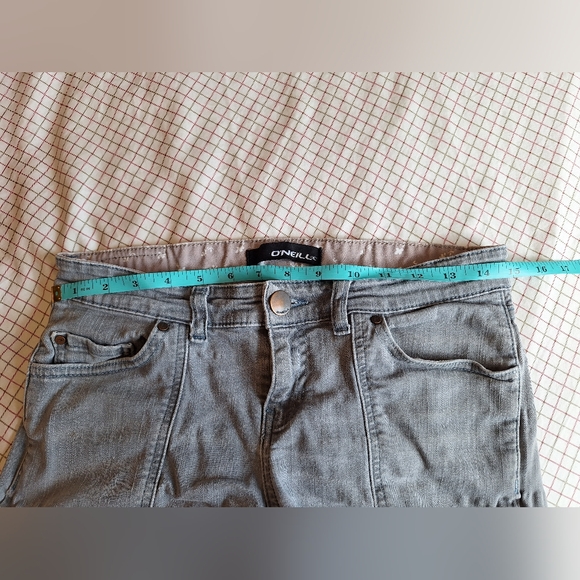 Low-rise ONeill) stretchy cut-offs - Picture 5 of 8